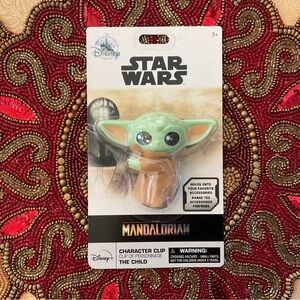 Disney Star Wars Mandalorian Character Clip - Green and Tan